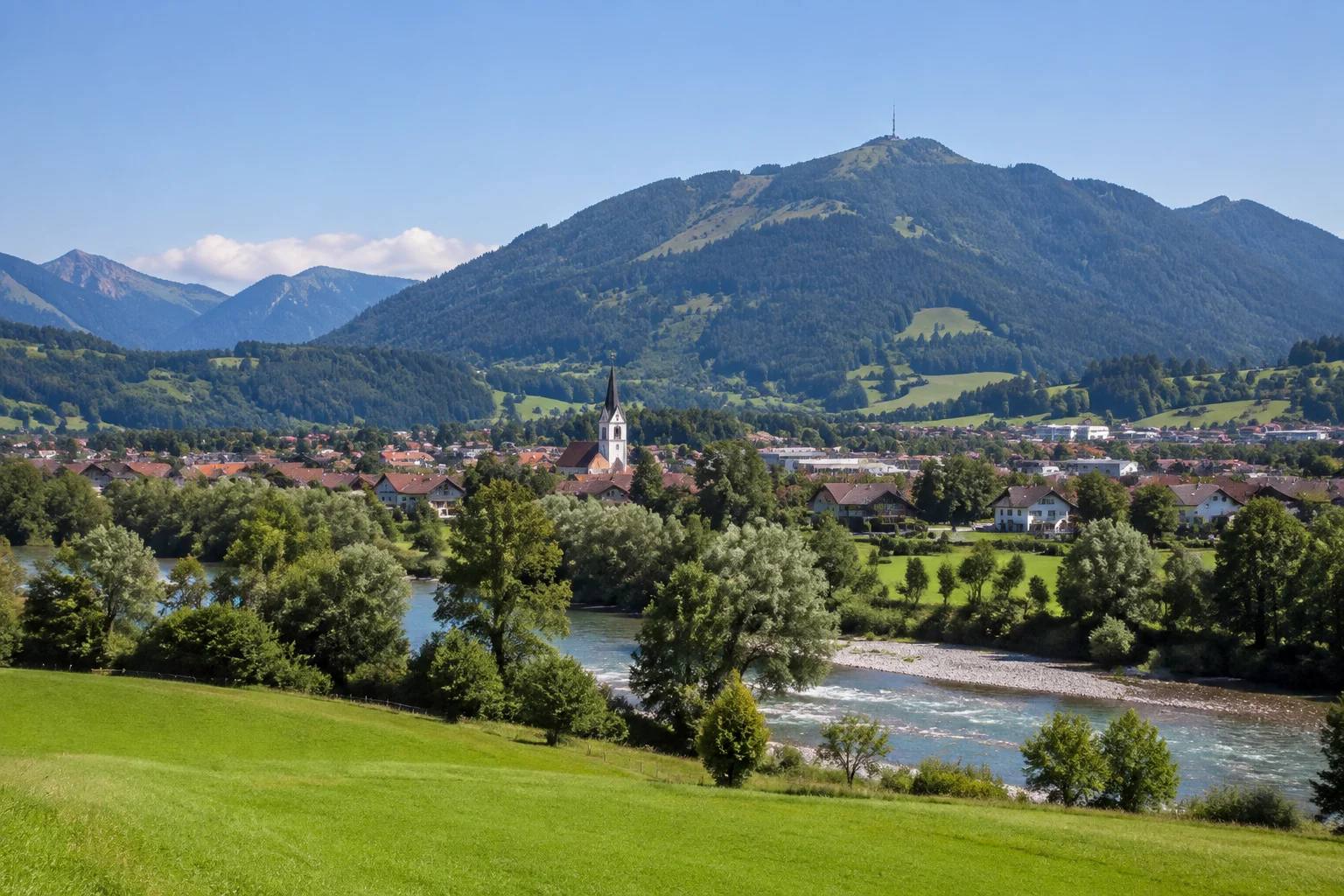 Sonthofen mit der Iller, dahinter der Grünten