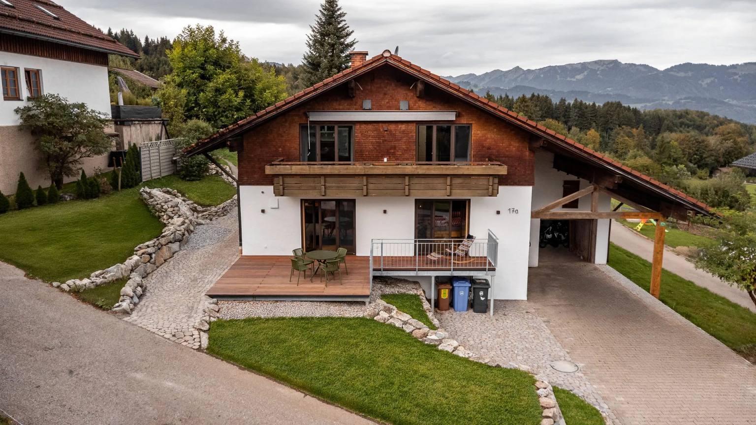 Haus Auszeit Imberg in Sonthofen von oben mit Garten und Bergen – Ferienhaus im Allgäu für 12 Personen
