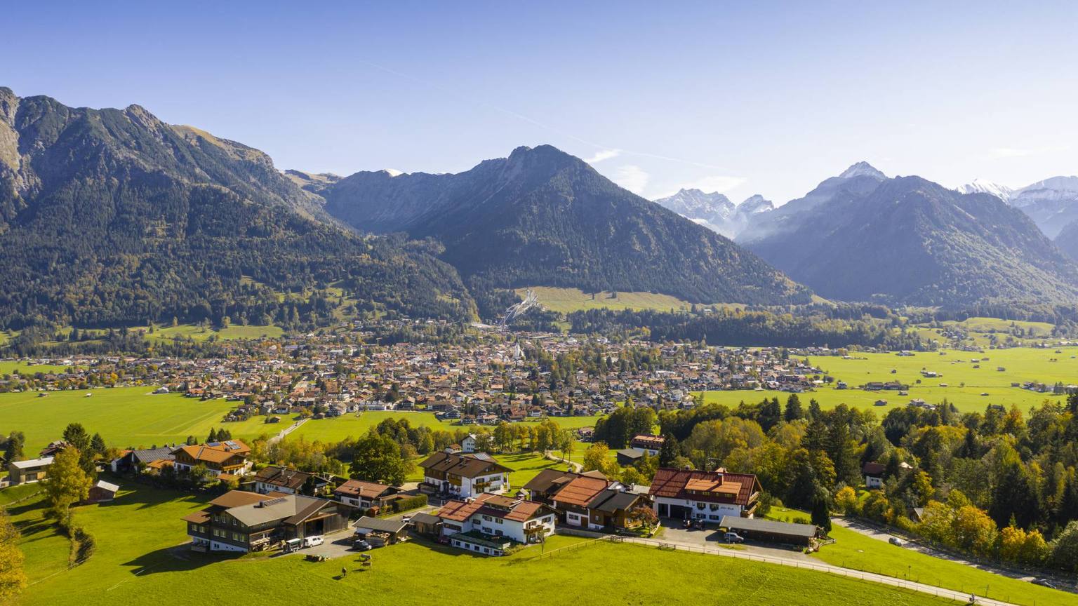 Allgäuer Bergpanorama mit Tal und Dorf – Ausgangspunkt für Ihren Skiurlaub im Allgäu