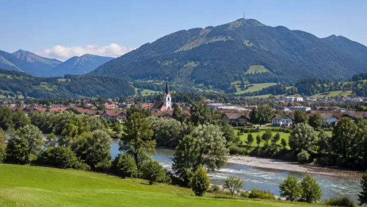 Sonthofen im Allgäu mit dem Grünten – hier ziehen Anfang Dezember die Klausen durch die Innenstadt