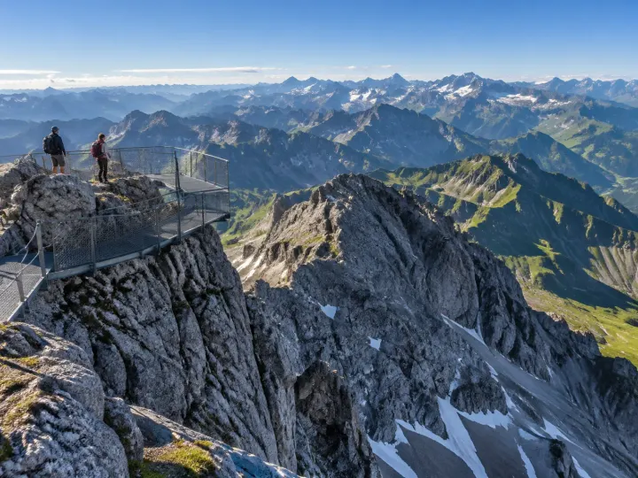 Aussichtsplattform am Nebelhorn bei Oberstdorf mit Blick auf das Gipfelmeer der Allgäuer Alpen
