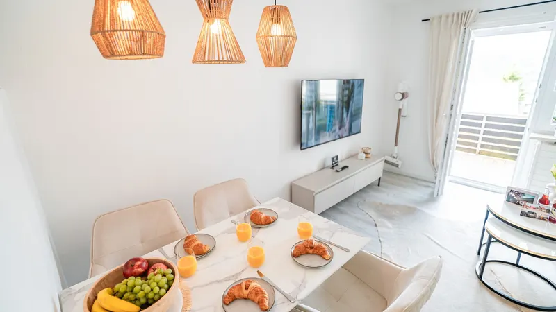 Heller Wohn- und Essbereich einer modernen Ferienwohnung in Immenstadt im Allgäu mit gedecktem Frühstückstisch