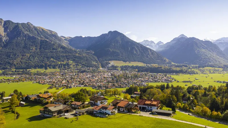 Urlaub mit Hund im Allgäu – Wanderung mit Hund vor Allgäuer Bergpanorama