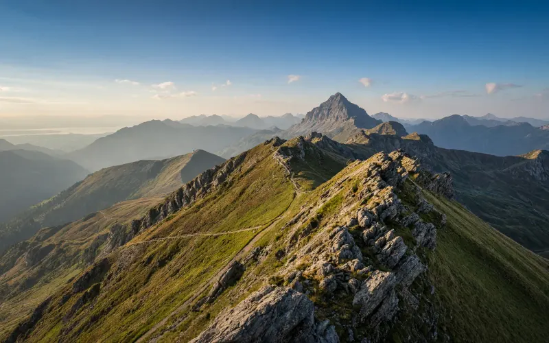Grasiger Grat der Nagelfluhkette mit schräg gestellten Nagelfluh-Felsrippen, Blick vom Rindalphorn zum Hochgrat, im Hintergrund die Allgäuer Alpen