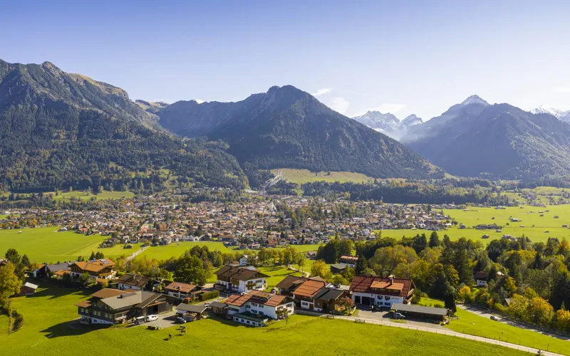 Blick über Oberstdorf auf die Allgäuer Alpen rund um das Nebelhorn an einem klaren Herbsttag