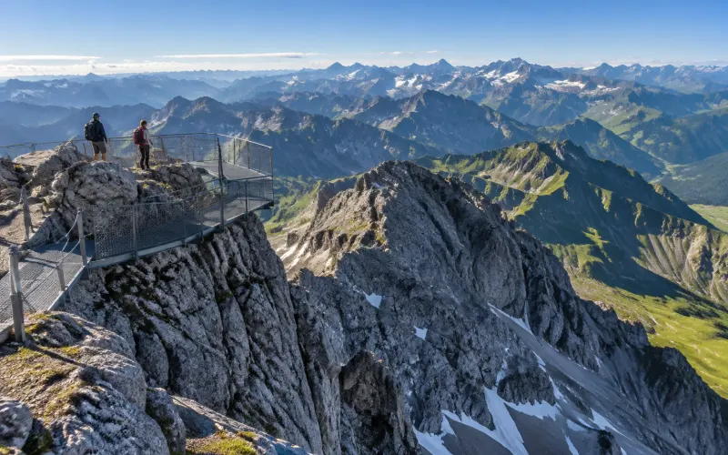 Aussichtsplattform am Nebelhorn bei Oberstdorf mit Blick auf das Gipfelmeer der Allgäuer Alpen