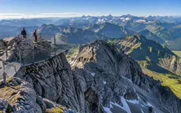 Aussichtsplattform am Nebelhorn bei Oberstdorf mit Blick auf das Gipfelmeer der Allgäuer Alpen