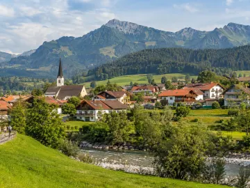 Blaichach im Oberallgäu mit Wiesen und Bergen