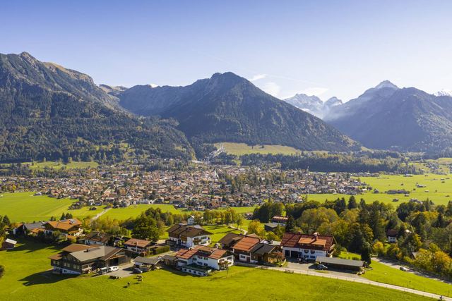 Blick über Oberstdorf und die Allgäuer Hochalpen – Skiregion im Allgäu