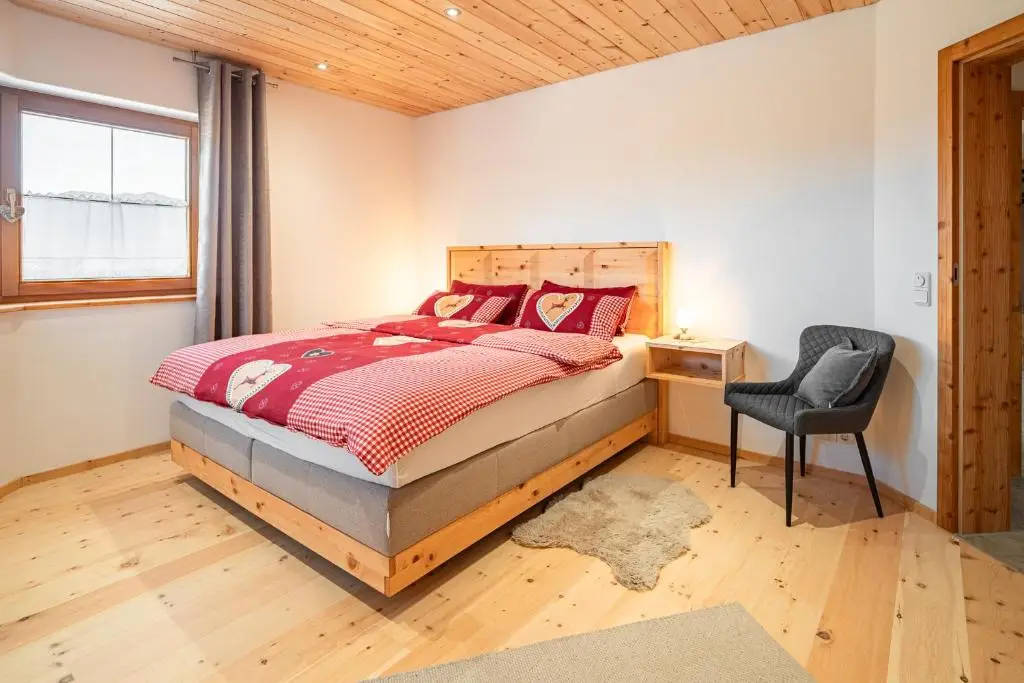 Luxus-Ferienwohnung im Allgäu – Chalet-Schlafzimmer aus massivem Zirbenholz