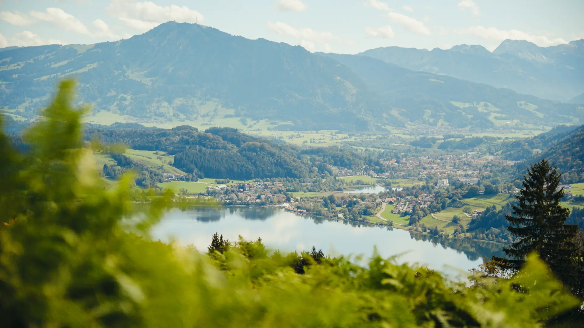 Blick über den Großen Alpsee und die Allgäuer Bergwelt bei Immenstadt